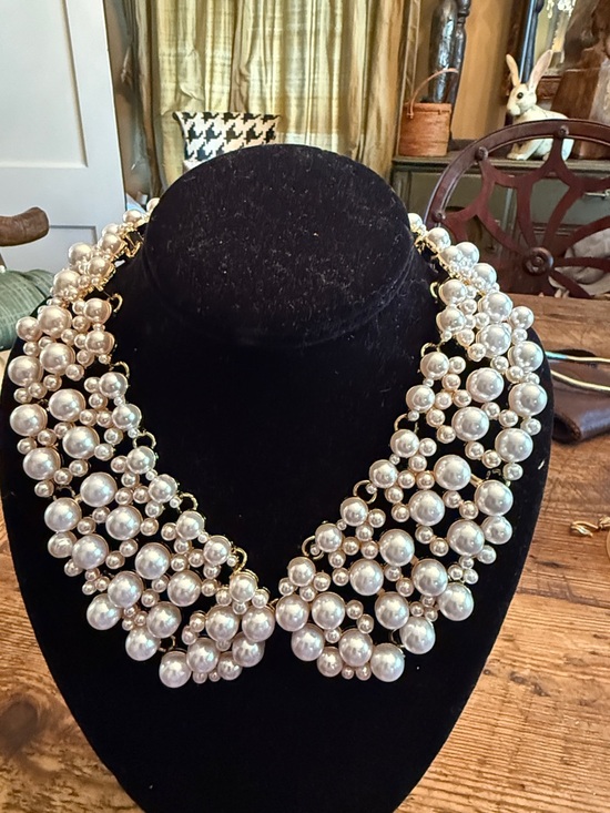 XOXO Jewelry - XOXO Clustered Pearl Statement Necklace in White and Gold